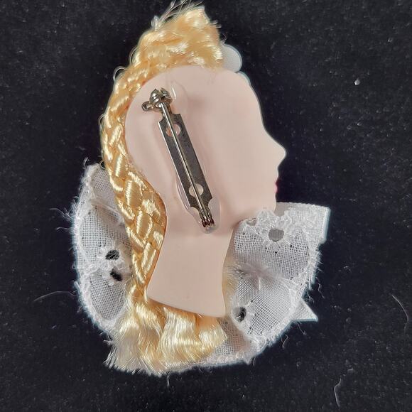Glamour Lady Head Brooch Face With Lace and White Ribbon 1980's With Gift Box - Picture 5 of 7